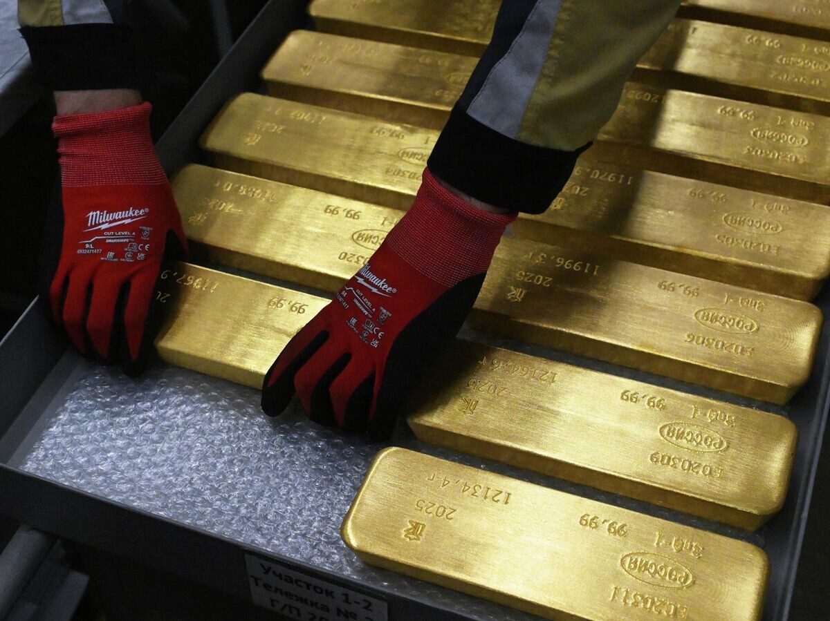    Сотрудник складывает на тележку готовые маркированные слитки золота высшей пробы | © РИА Новости / Илья Наймушин