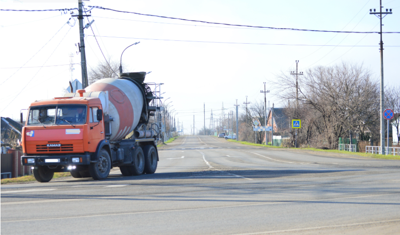 Фото автора. 18.12.2025. Иногда густо, но бывает и пусто. Зимняя дорога.
