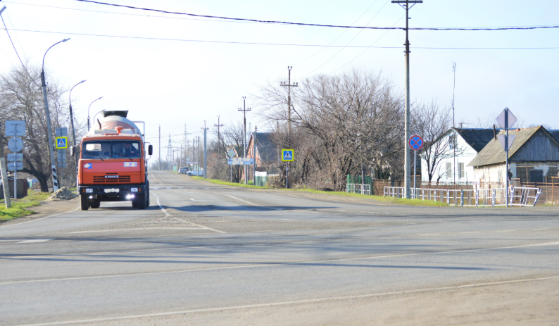 Фото автора. 18.12.2025. Одинокий КАМАЗ на трассе.