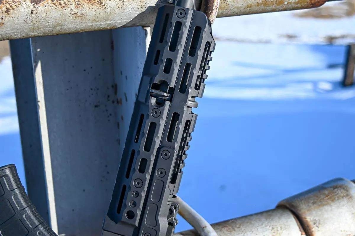 Цевьё серии Alpha с системой M-LOK имеет планку стандарта 1913 наверху и экран для защиты от перегрева, что позволяет удобно монтировать оптические приборы и фонари.