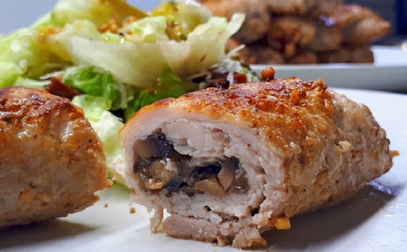 Праздничные рулетики из отбивных: как приготовить королевское блюдо для новогоднего стола