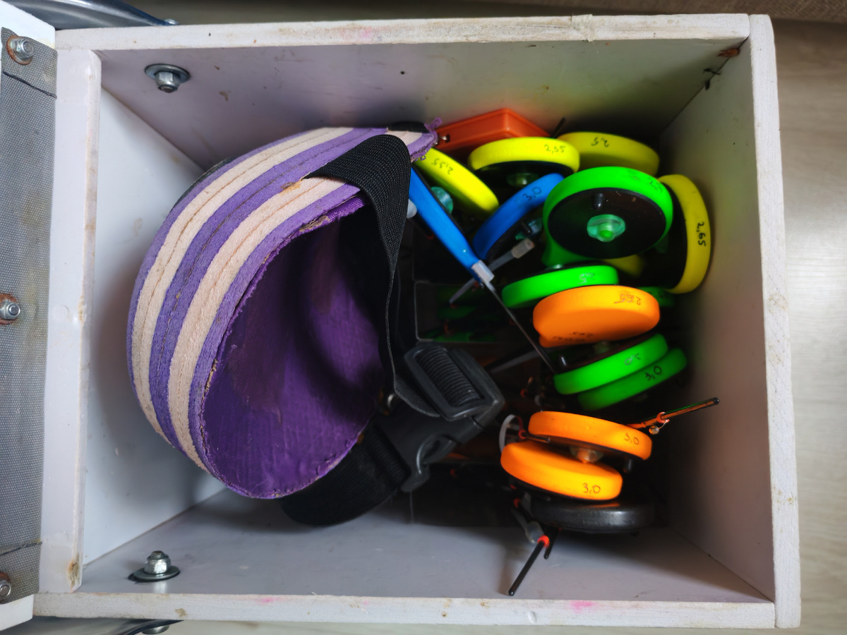 Так выглядит мой спортивный ящик сейчас. Не открывала его с весны, с момента возвращения с чемпионата России на Байкале. Все в кучу :)