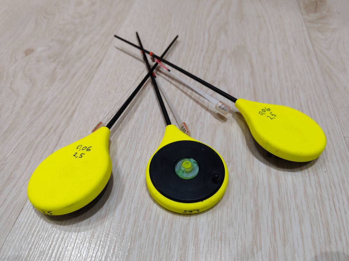 Каждая удочка подписана: диаметр лески и размер мормышки