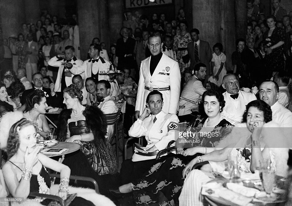 Йозеф Геббельс на открытии 2-го международного Венецианского кинофестиваля, который проходил с 1 по 20 августа 1934 года. Это был первый фестиваль, на котором за лучший иностранный фильм и лучший итальянский фильм вручался Кубок Муссолини. Источник -  tr.pinterest.com