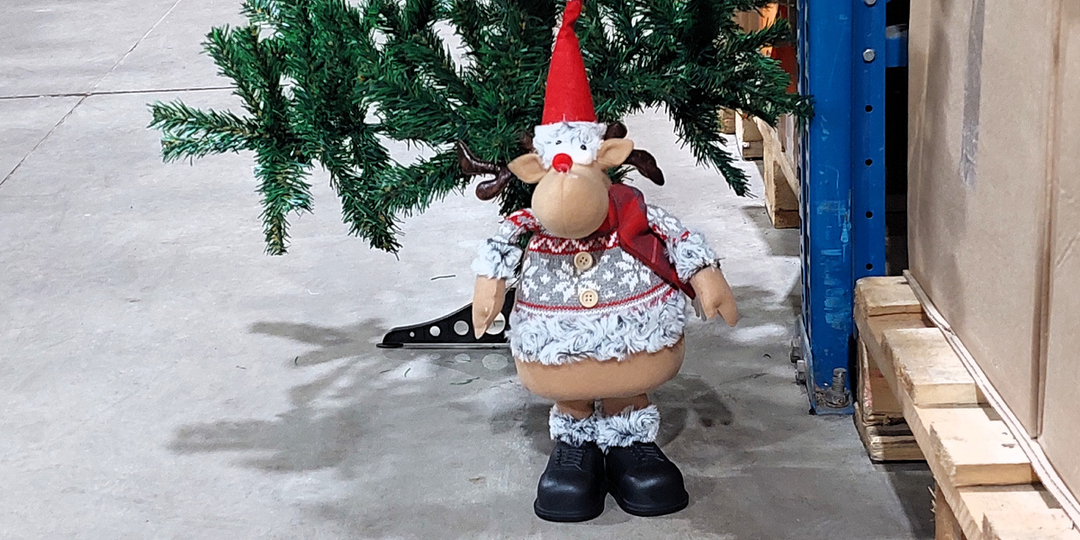 Светофор предпраздничный, на кассе все с полными тележками. Выбираем пряную скумбрию и персики с сиропе.