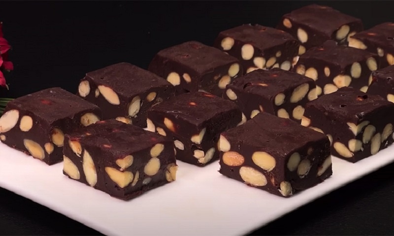 Шоколад и миндаль: самый быстрый домашний торт без духовки, который легко повторить