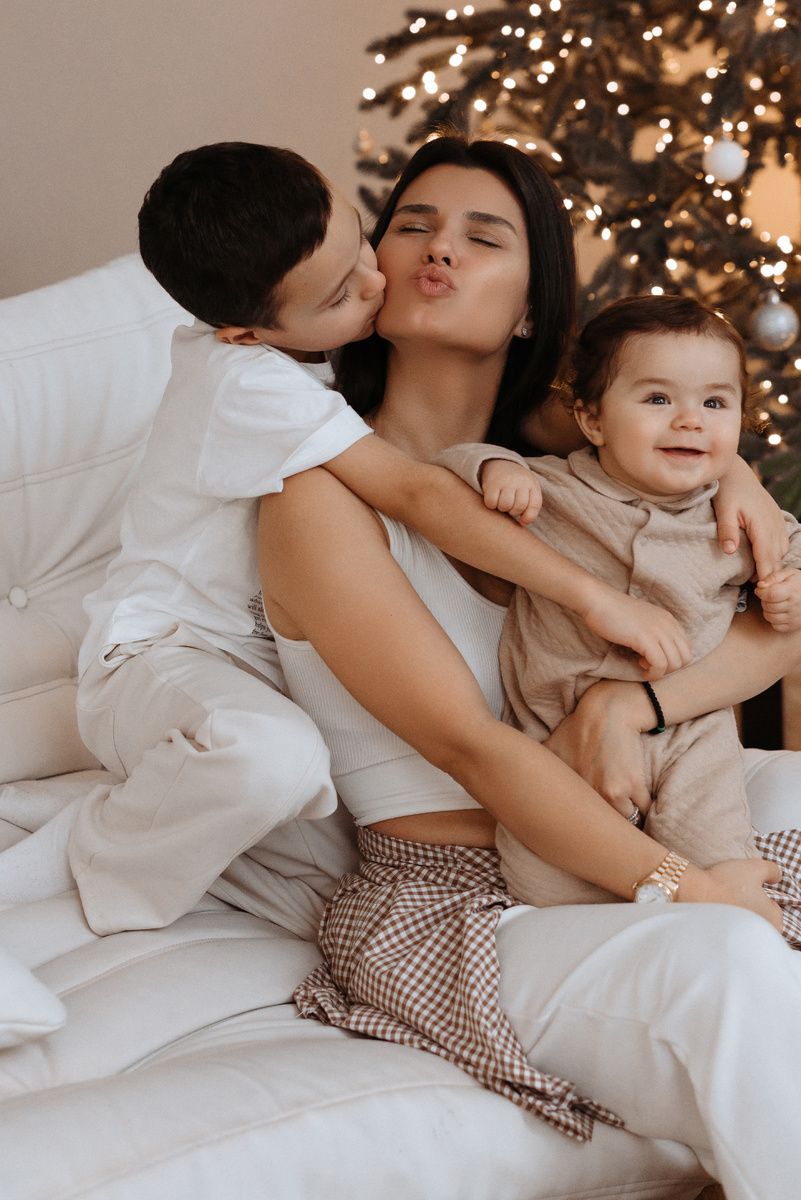 Семейная фотосессия в студии в Москве. Фотограф Екатерина Насырова