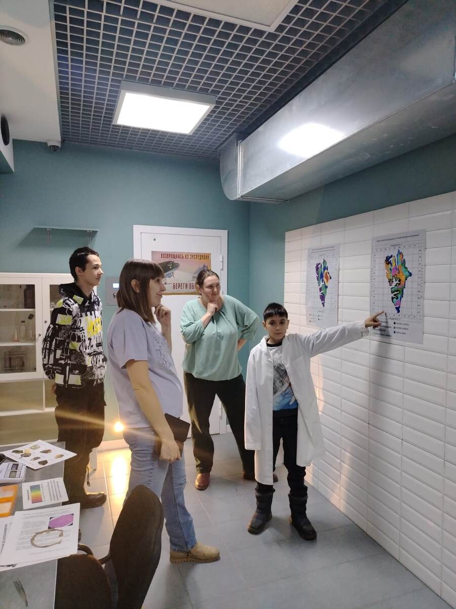 Лаборатория. Три плаката с координатами. И где координаты полярной станции? 