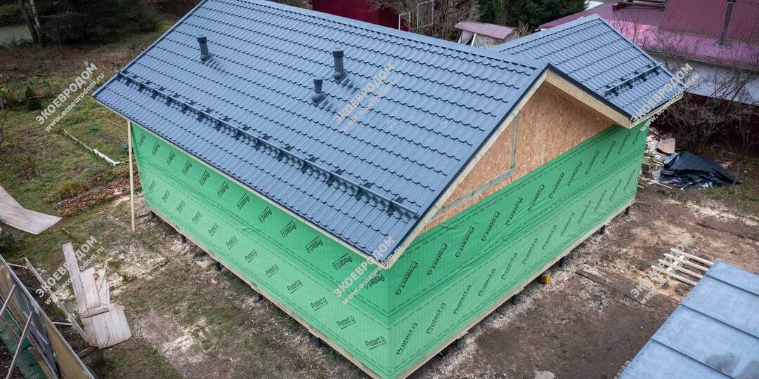 Одноэтажный СИП‑дом 90 м² с панорамными окнами: тепло, свет и гибкая планировка