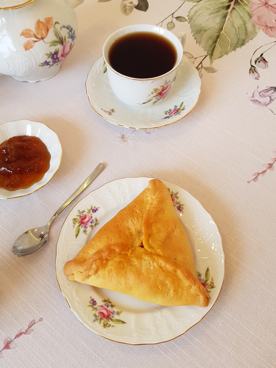 Пирожки с капустой и колбасой