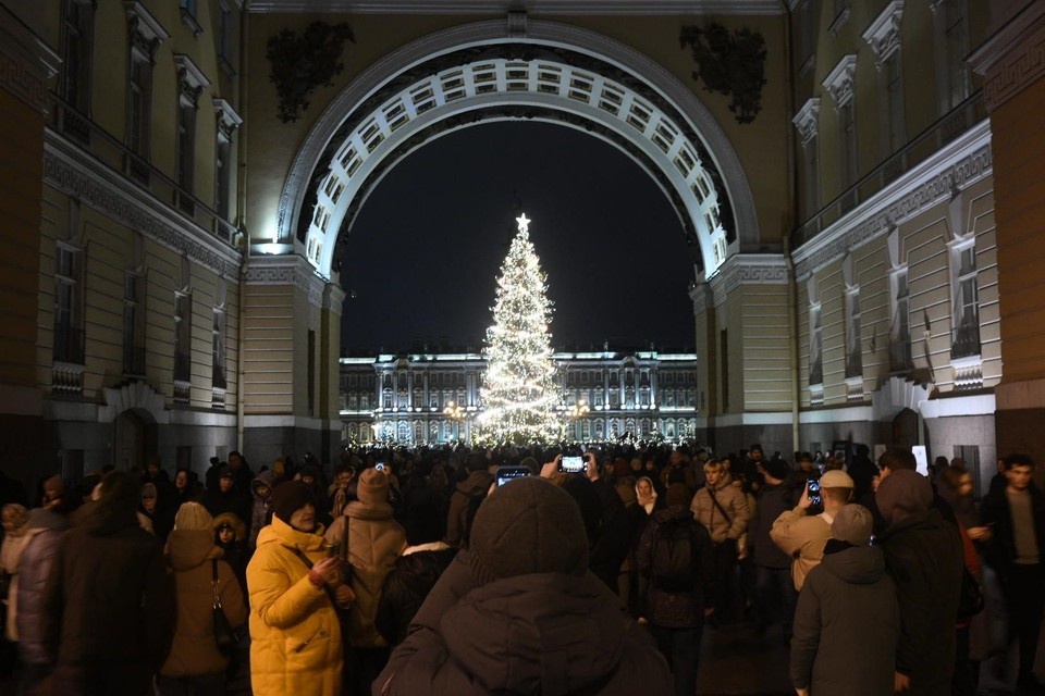    Огни торжественно зажглись на Главной елке. Алексей БУЛАТОВ