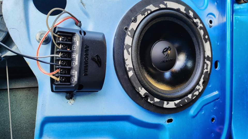 Скрытая установка 16ых динамиков в передние двери Рено Логан 1