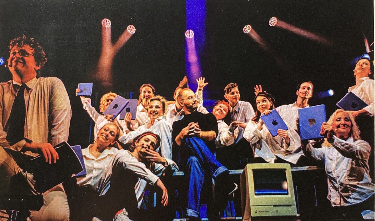 Здесь и далее фотографии из программки к спектаклю (фото А.Ентякова и Д.Коротких), авторские фото и фото из интернета.