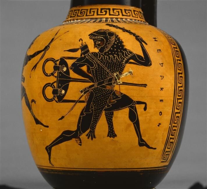 Например, вот так. Чернофигурная ваза, хорошо видна шкура льва, которую носит Геракл, и палица в руке. 