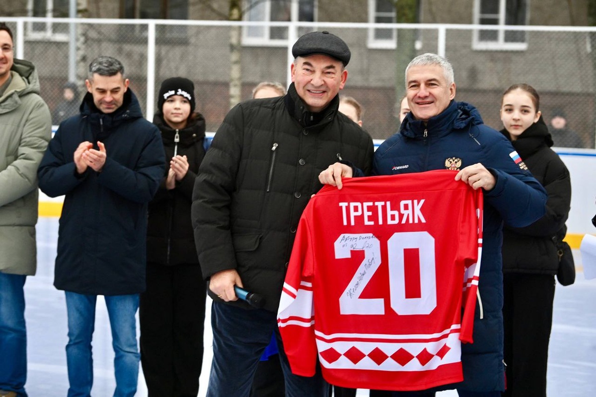    Артур Парфенчиков и Владислав Третьяк открыли обновленную хоккейную коробку в Питкяранте© правительство Карелии