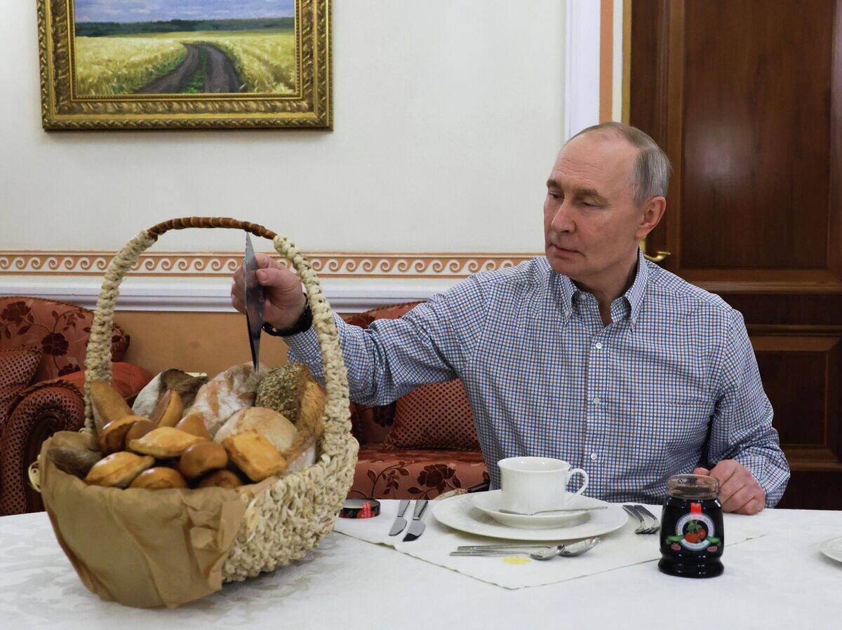    Президент России Владимир Путин получил выпечку из подмосковной пекарни | © РИА Новости / POOL