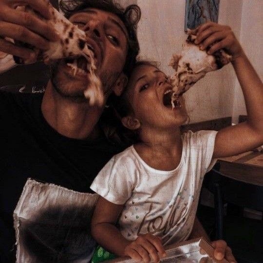 Мы теряем не просто факты. Мы теряем целые вселенные.

Раньше семейные истории передавались из уст в уста — у печки, за вечерним чаем, в письмах. Сегодня мы знаем о родителях меньше, чем о блогерах в ленте. А когда их не станет — останется лишь тишина. И сожаление.

Но есть способ остановить время.
Не для грусти. Для связи.

Запишите голос отца. Не просто монолог — диалог. Интервью, которое станет вашей семейной реликвией. Голосовой книгой, которую будут слушать ваши дети и внуки.