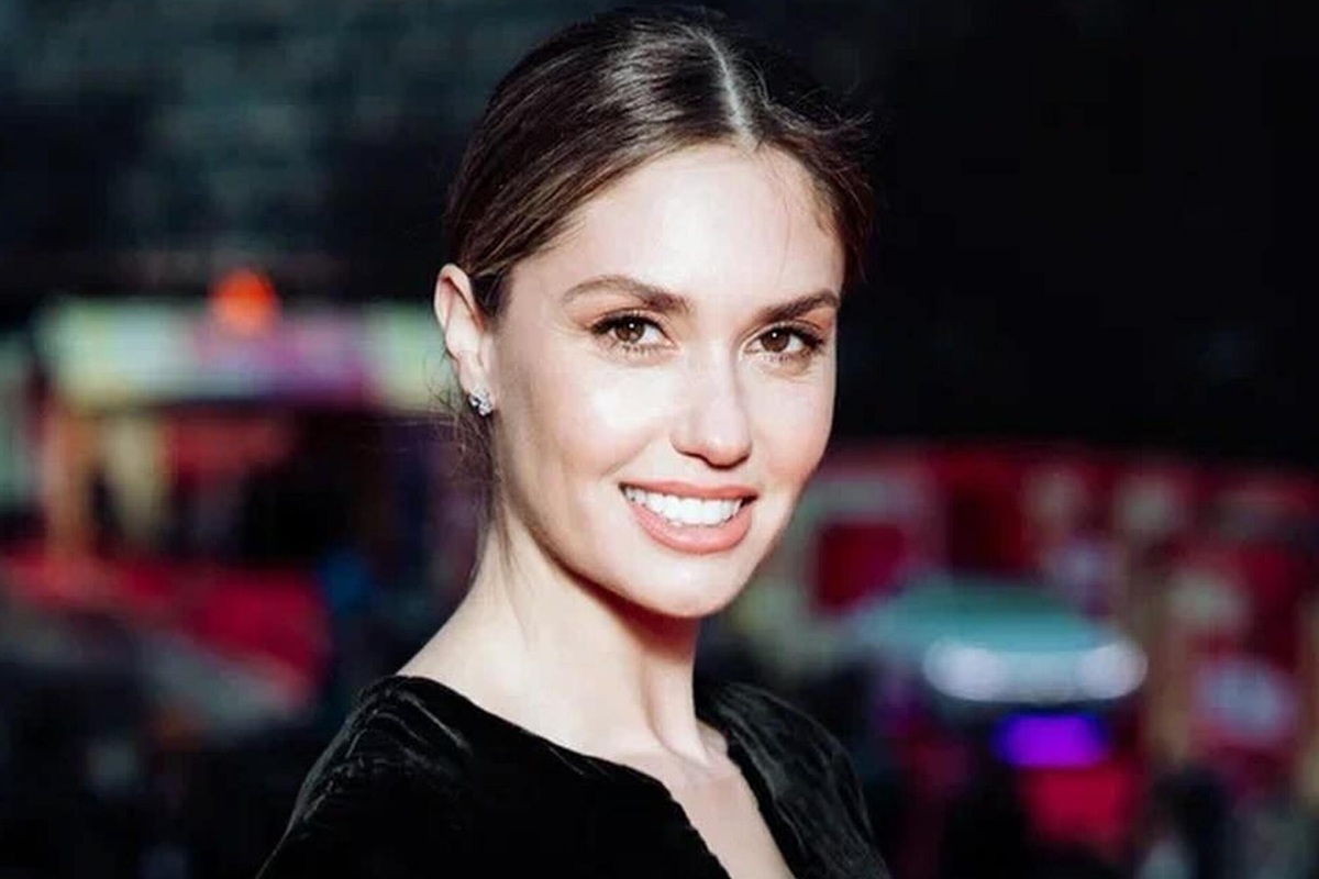     «Муж жив»: Агата Муцениеце оставила новорожденную дочь дома и появилась в супермаркете с Петром Дрангой, Мией и Тимофеем