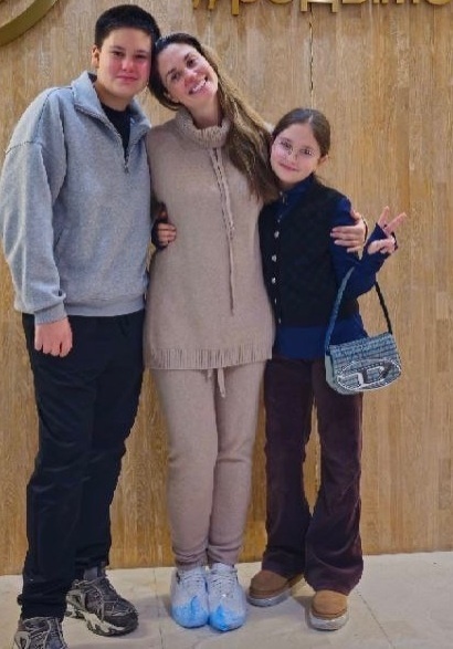    Агата Муцениеце с сыном и дочерью на выписке из роддомаСоцсети Агаты Муцениеце