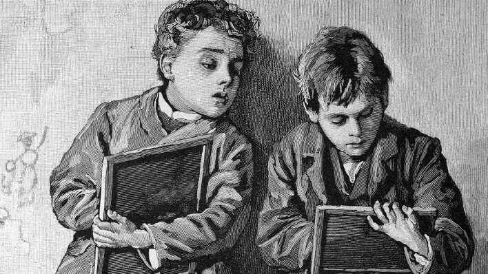 "Вот и школьный пруд
Школа, а за ней — смотровая вышка
Буду добрый друг
Рад, что ты со мной на прогулку вышла"(с) Фото: Inforadio