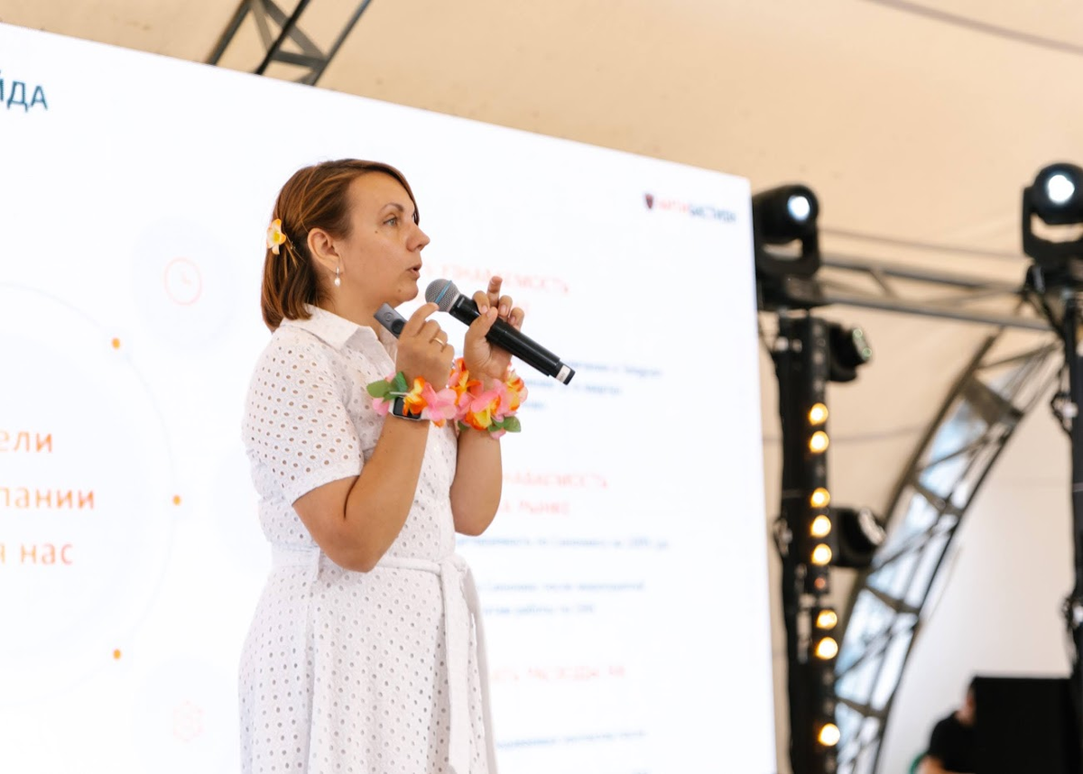 На официальной части корпоративов в довольно часто что-то рассказываю