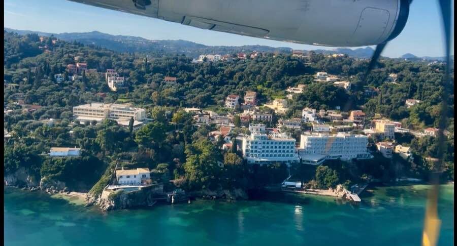 Под крылом самолёта о чём-то поёт зелёный остров Корфу. Фото автора канала