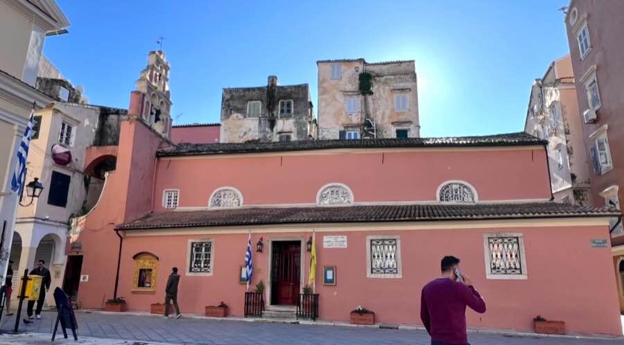 Старый город Керкиры.Когда Венеция заехала «ненадолго», осталась на пару сотен лет — и оставила после себя пастельные фасады, узкие улочки и привычку жить красиво и не спеша. Кажется, местные до сих пор не видят причин что-то менять 😉 Фото автора канала