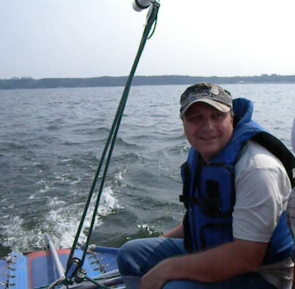 Катаемся с друзьями на обском море в Новосибирске 2012г. Видно, что я похож на кота, который объелся сметаной :-)