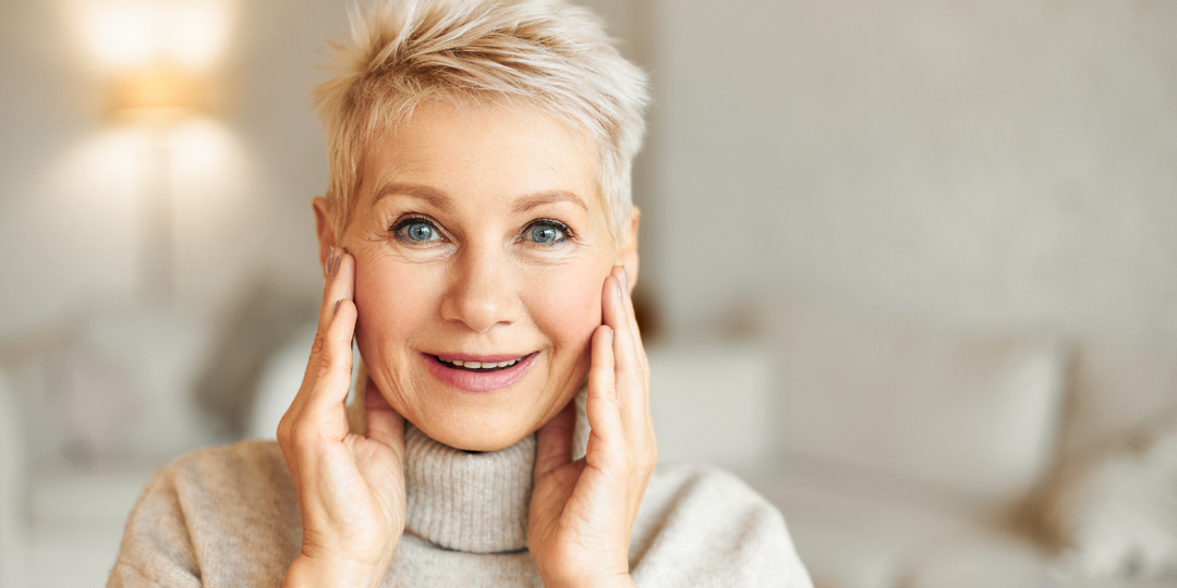 «Поплывший» овал, брыли и второй подбородок: 5 минут в день, которые вернут вам четкий овал лица без уколов