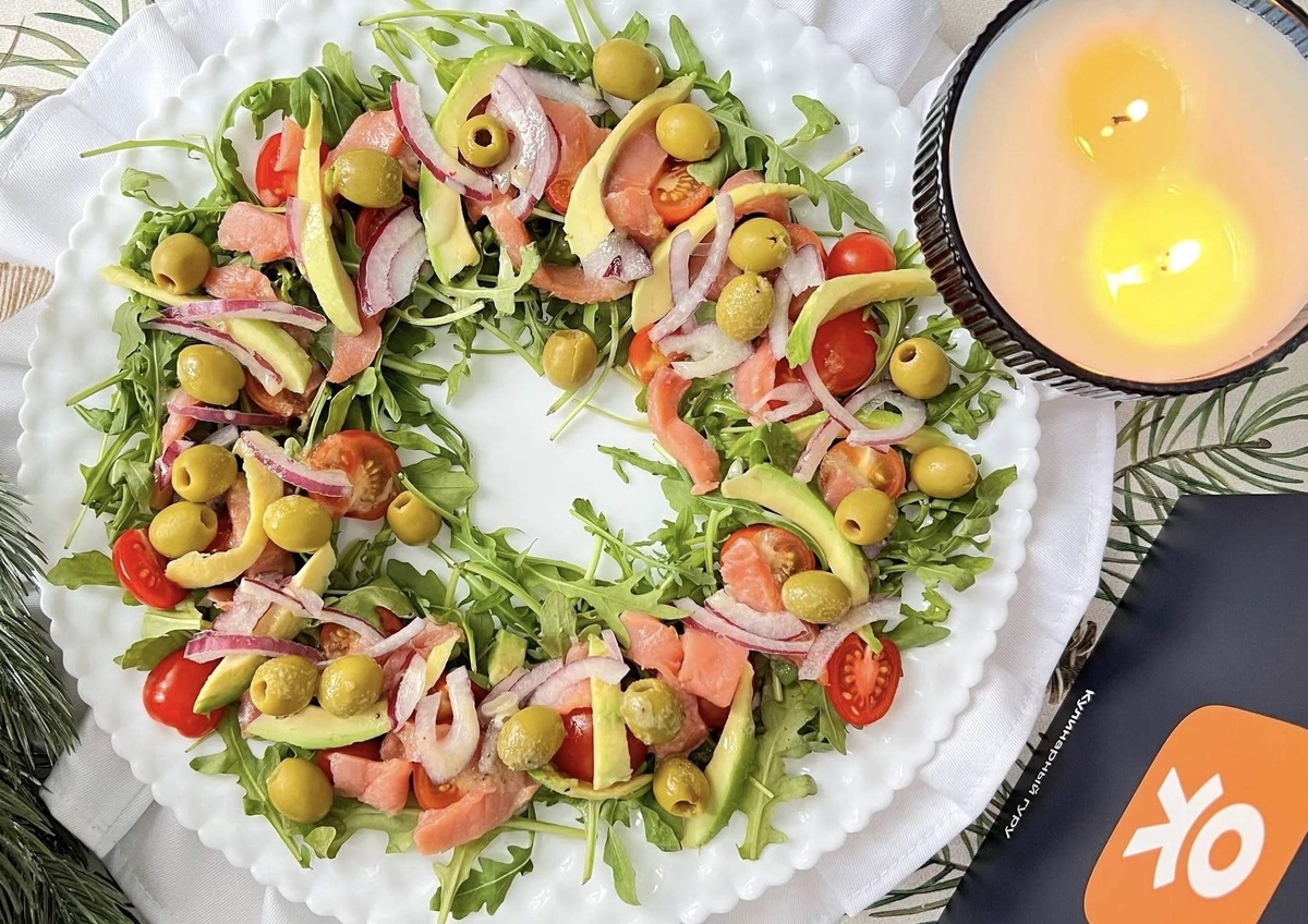 Салат «Венок» с руколой, авокадо и красной рыбой