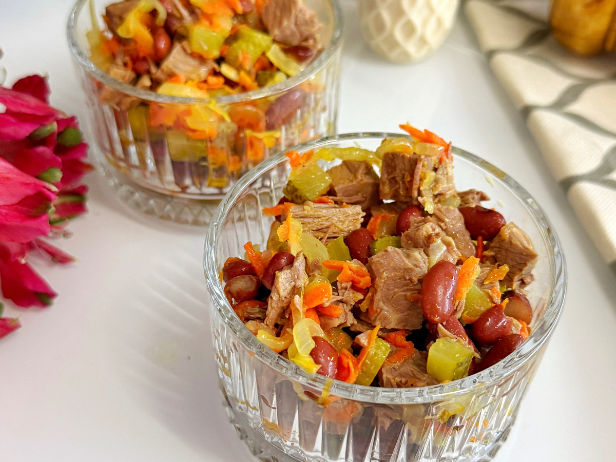 Салат с фасолью и мясом