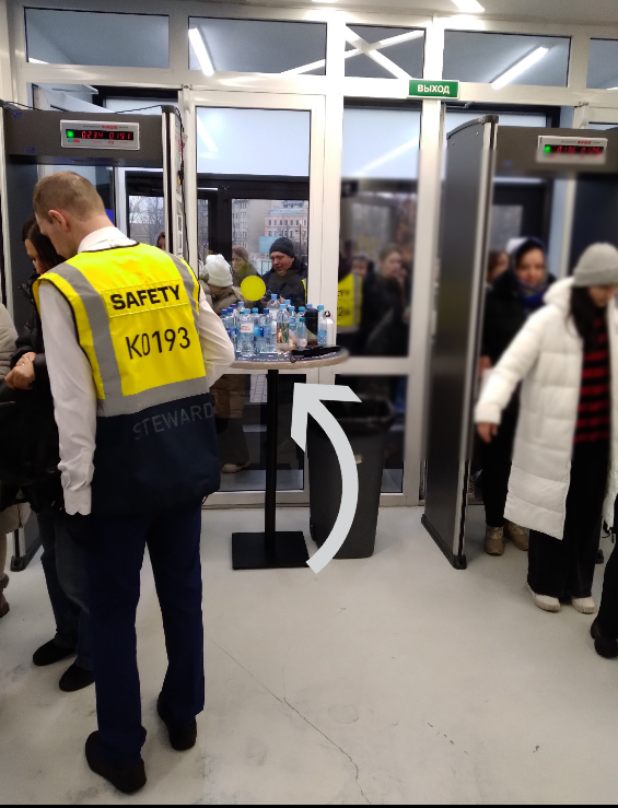 "Улов" стюардов на второй день чемпионата. Через несколько часов именно в этот день женщине станет плохо на трибуне