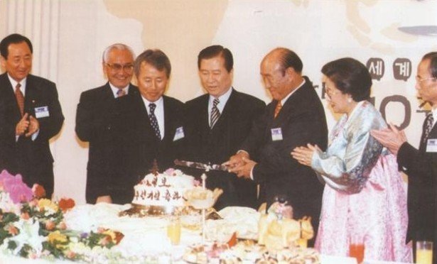 Супруги Мун с Президентом Южной Кореи Ким Дэ Чжуном на одном из мероприятий Движения Объединения, 2000 год