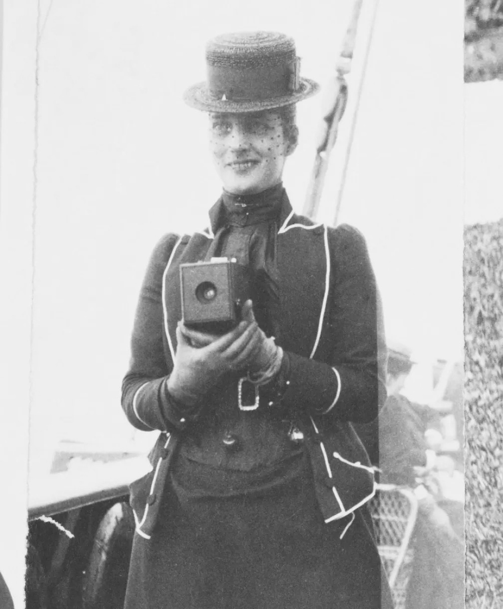 Королева Александра с фотоаппаратом