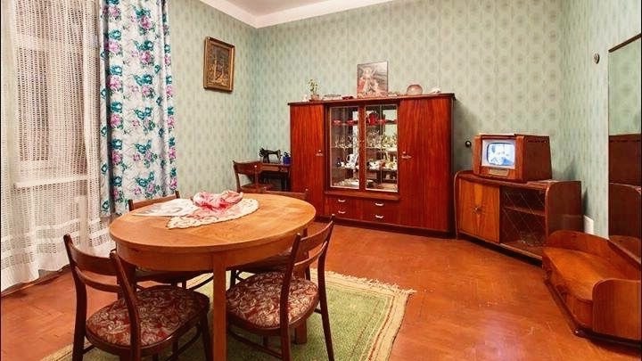 Почему советские люди массово выбрасывали мебель в 90-е: история одного безумия