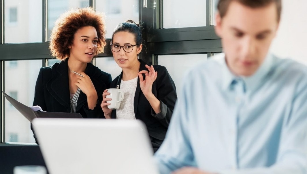 Все они продолжали снимать квартиры.
