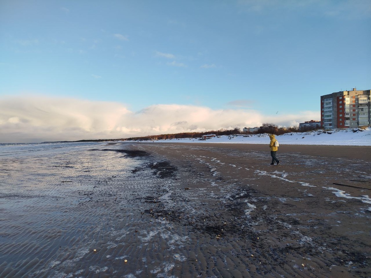 Песок под ногами не проваливается. Ходим как по асфальту. 