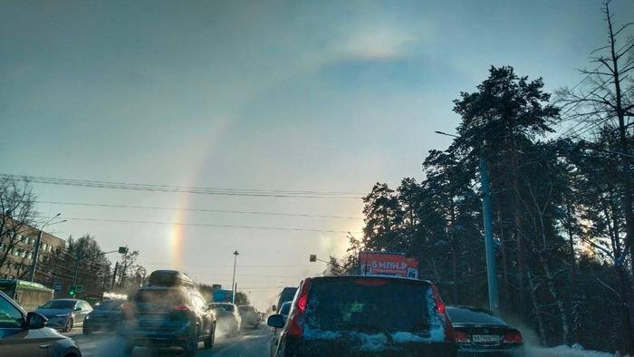 Над российскими регионами заметили редкую «зимнюю радугу». Фото © Telegram / Челябинск с огоньком