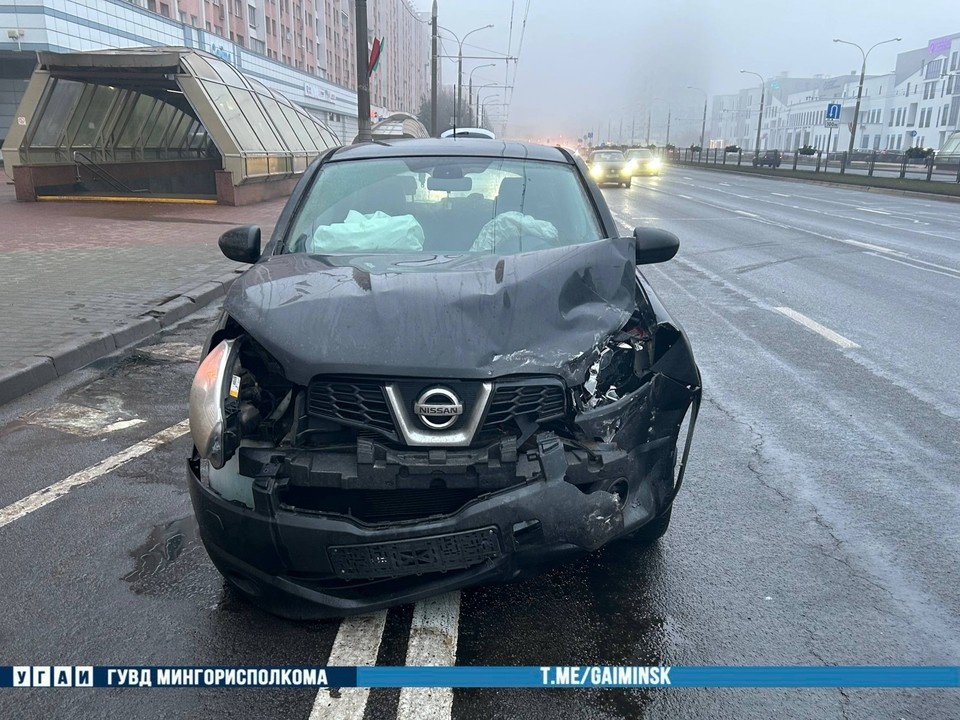    В Минске автомобиль после ДТП врезался в подземный переход. Фото: телеграм-канал УГАИ ГУВД Мингорисполкома