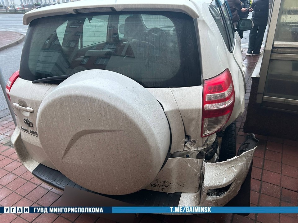    В Минске автомобиль после ДТП врезался в подземный переход. Фото: телеграм-канал УГАИ ГУВД Мингорисполкома