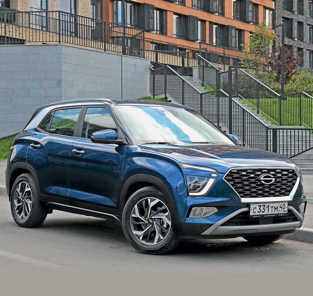 Светодиодные фары, противотуманки и 17‑дюймовые колесные диски — главные внешние отличия топовой версии НС.