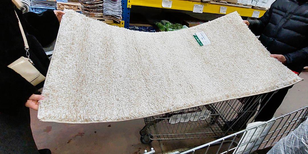 Светофор порадовал ценами и скидками в преддверии праздников. Выбираем лохматый ковер "Шегги", шейку свиную и десерт.