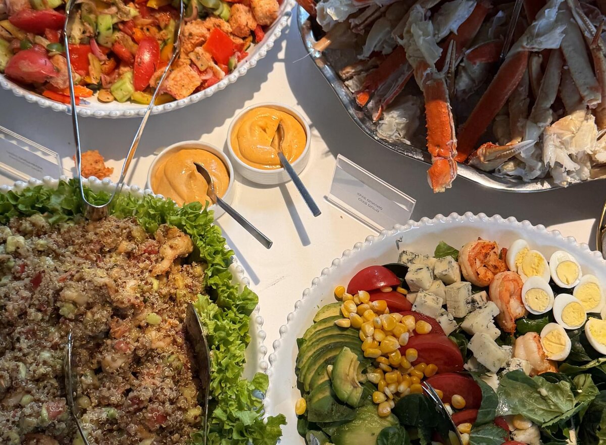 Салатный «блок» стола строится на сезонных сочетаниях: с вяленой уткой и грушей, с лангустинами и хурмой, со щупальцами кальмара, а также нисуаз с тунцом.