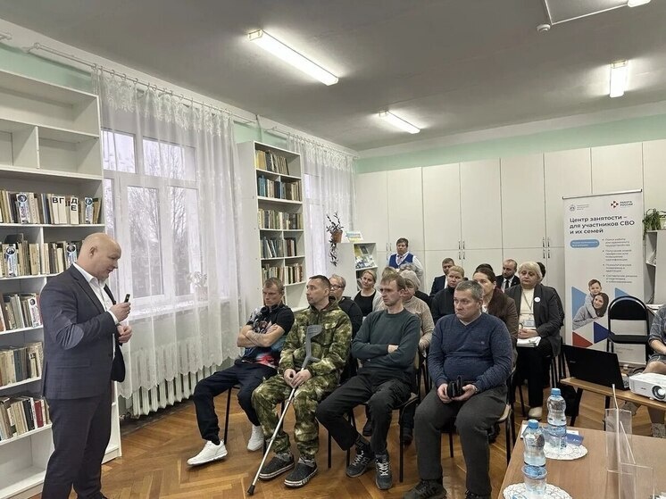     Участники СВО могли получить ответы на все интересующие вопросы по социальной поддержке, узнать о трудоустройстве. Фото: пресс-служба правительства Новгородской области