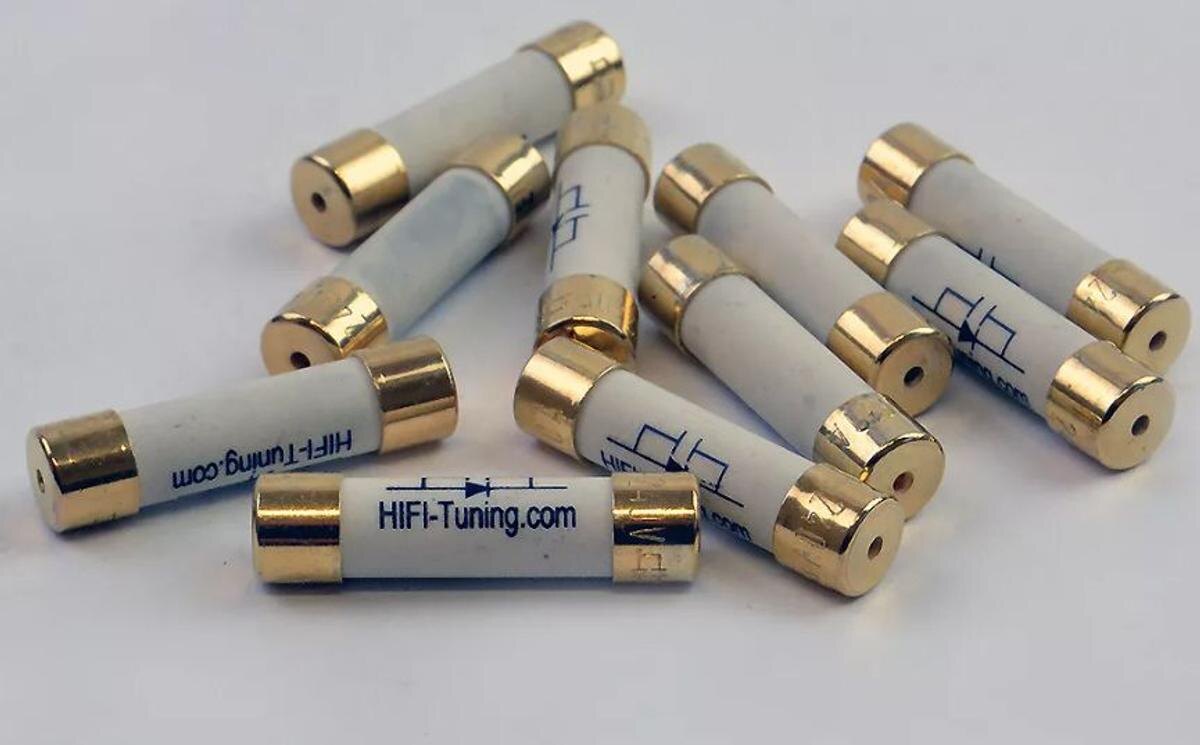 HiFi Tuning UK Gold2 10A Mains Plug Fuse . Устройства для стабилизации и регенерации питания фильтруют помехи от бытовых приборов и поддерживают стабильное напряжение. Это обеспечивает более тихий фон, более четкий бас и более плавные высокие частоты.