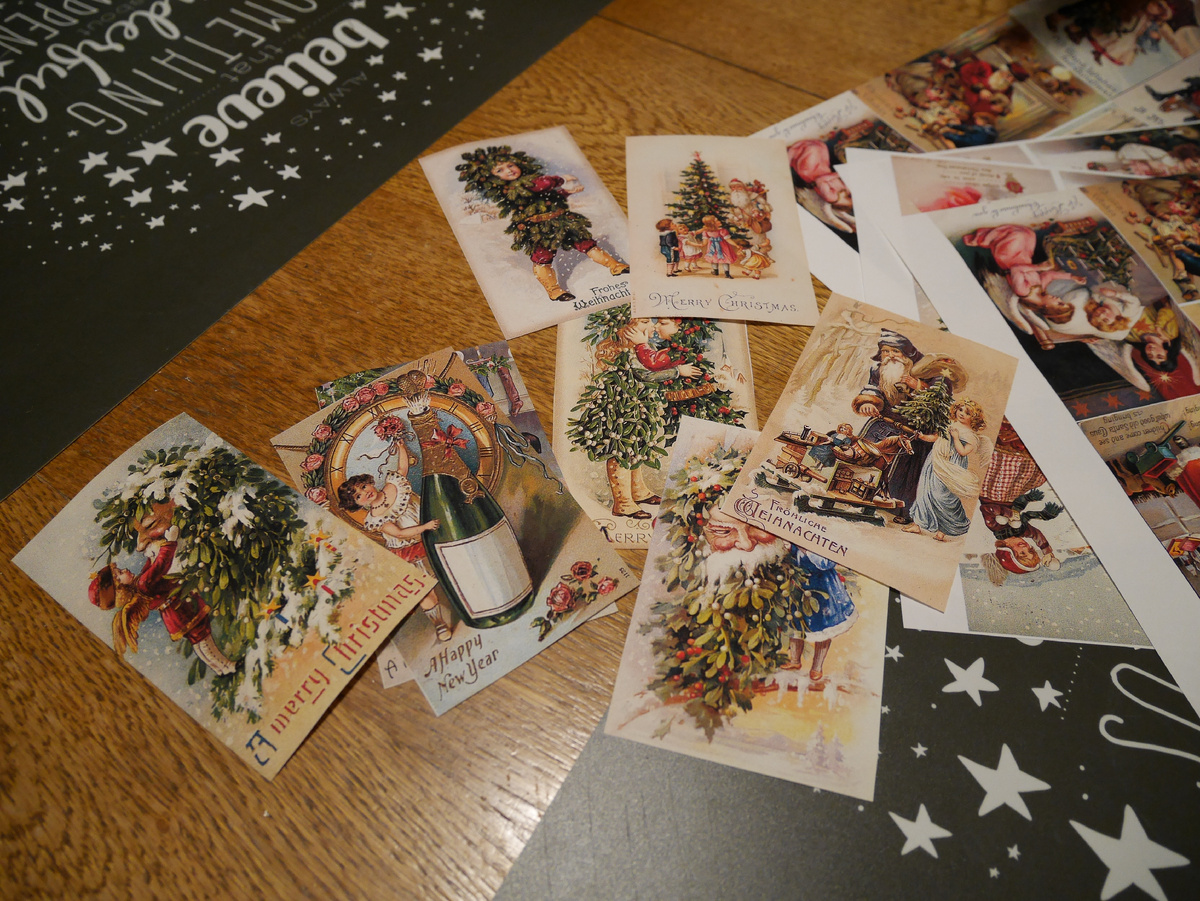 Вырезаем картинки. Фото Ольги Суховой.