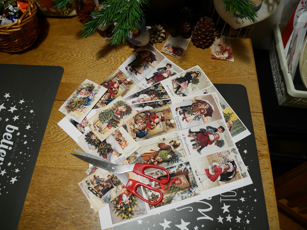 Распечатываем листы с картинками. Фото Ольги Суховой.