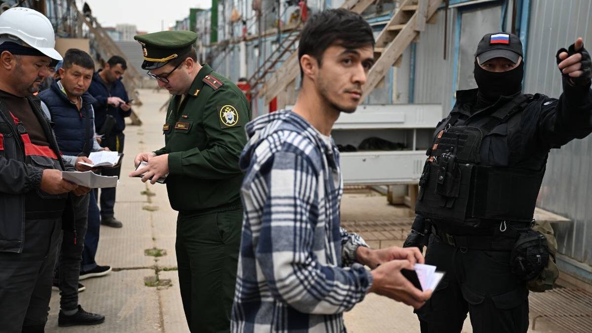    Граждане страны будут чувствовать себя в большей безопасности, если по окончании контракта трудовые мигранты уедут домой, а не уйдут в теневой сектор, потерявшись из вида / Фото: Алексей Майшев / РИА Новости