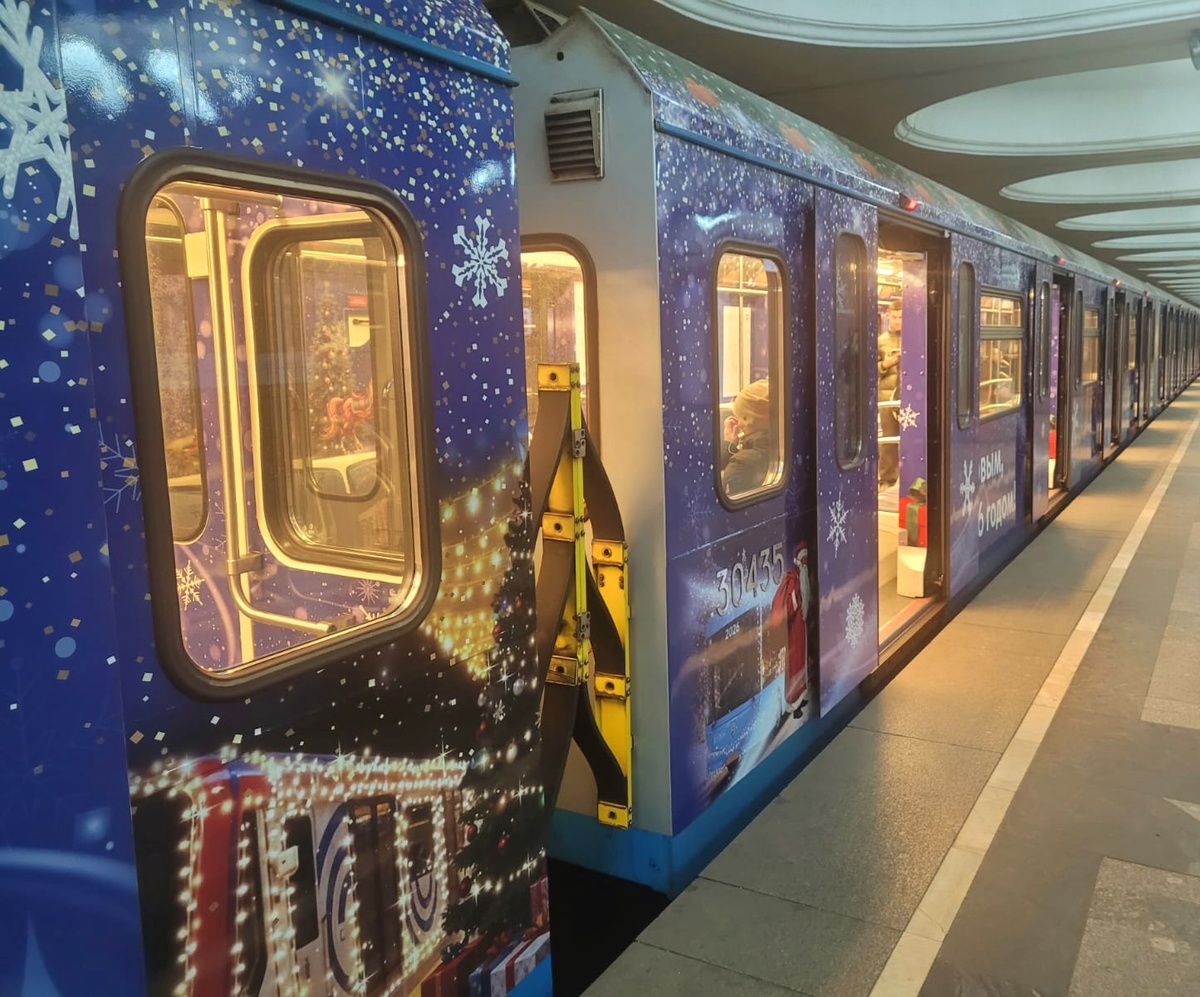 Новогодний поезд в метро, Москва 