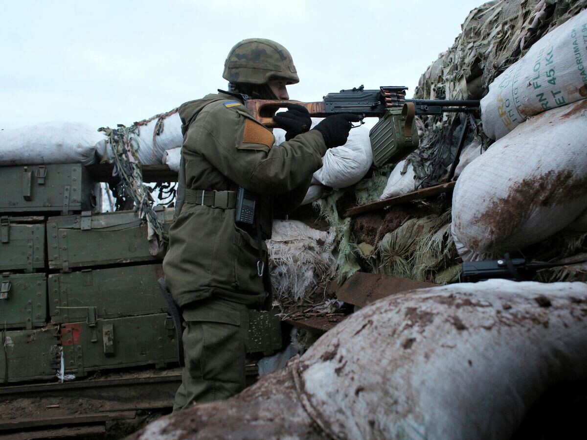    Украинский военный на боевой позиции в Донецкой области | © AP Photo / Vitali Komar
